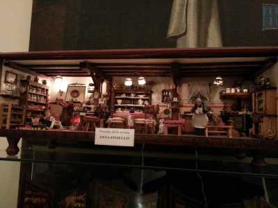 Questo presepe ricostruisce un tipo ambiente domestico moderno addolcito dalla presenza di una nonna